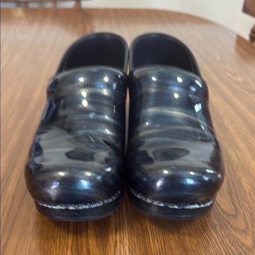 LADIES Dansko Black Slip-On Loafers Comfortable and Versatile